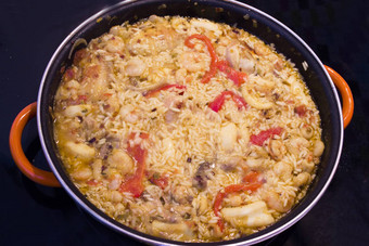 大米西班牙海鲜饭煮熟的鸡海鲜蔬菜
