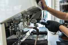 咖啡师使咖啡咖啡制造商咖啡馆