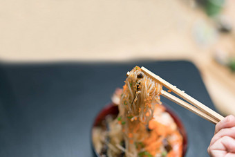 魔芋虾筷子日本食物概念