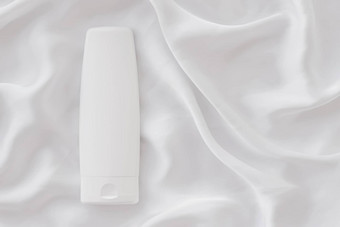空白标签<strong>化妆品</strong>容器瓶产品模型白色丝绸背景