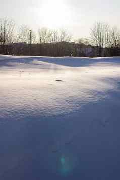 跟踪快乐覆盖雪路径雪白雪覆盖的草地