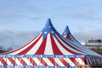 红色的白色马戏团帐篷超过蓝色的主演封面阳光明媚的蓝色的天空云
