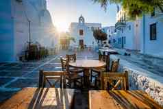咖啡馆表格风景如画的街道米克诺斯乔拉小镇著名的旅游米克诺斯岛希腊