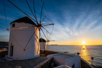 传统的希腊风车米克诺斯岛日出基克拉迪群岛希腊