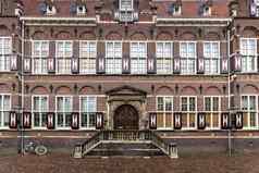 佛兰德的体系结构学校砖外观自行车停车前面阿姆斯特丹荷兰