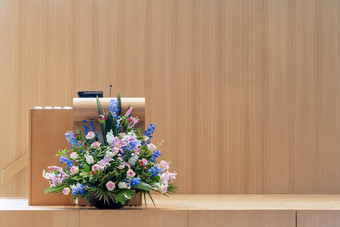 讲台上设置巨大的花束花棕色（的）木阶段准备好了<strong>讲师</strong>主持人的地方演讲