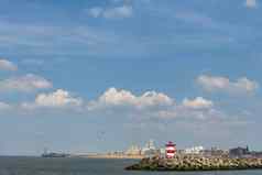 全景视图Scheveningen)灯塔入口码头港码头阳光明媚的蓝色的天空天气