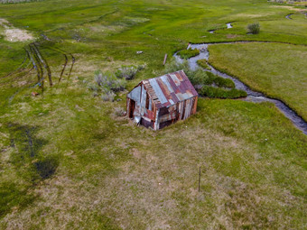 空中视图被遗弃的木房子精品小河绿色谷阿斯彭春天