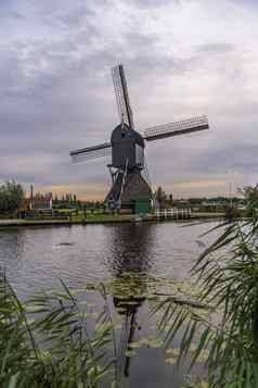 雄伟的风车反映了平静运河水蓝色的小时日落阿尔布拉瑟大坝城市荷兰