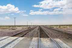 铁路穿越盖茨路莫哈韦沙漠沙漠