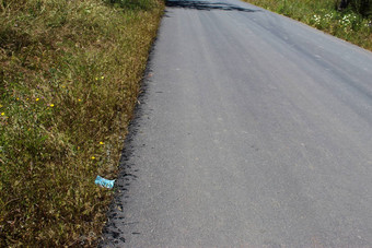 被丢弃的<strong>路边</strong>面具冠状病毒垃圾<strong>环境</strong>污染