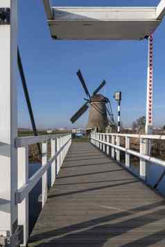 蓝色的天空荷兰景观风车白色桥平静清晰的水早期早....荷兰