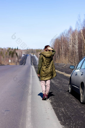 年轻的女人走一边路路森林