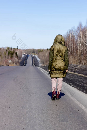 年轻的女人走一边路路森林