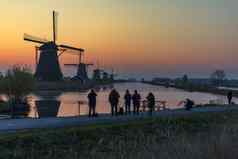 轮廓摄影师站捕捉图片前面小孩堤防风车日出金小时阿尔布拉泽丹荷兰
