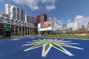 鹿特丹4月中央的地方电影建筑鹿特丹地面装饰脸彩色的草描绘十二个支明星