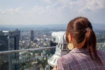 年轻的旅游女孩法兰克福前主要塔空中视图法兰克福主要主要塔金融中心