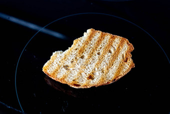 一块面包烤面包黑暗背景