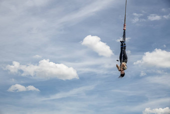 Scheveningen)6月<strong>蹦极</strong>跳投跳平台挂起重机水普尔蓝色的春天天空黑格荷兰