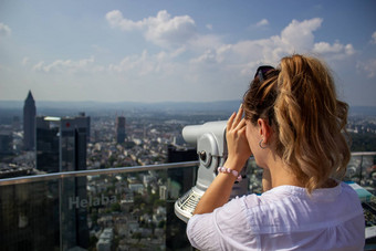 年轻的旅游女孩法兰克福前主要塔空中视图法兰克福主要主要塔金融中心
