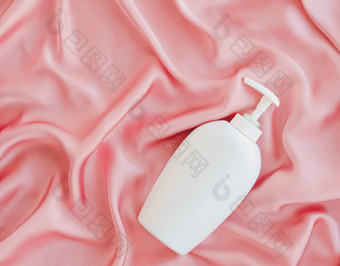 空白标签<strong>化妆品</strong>容器瓶产品模型粉红色的丝绸背景