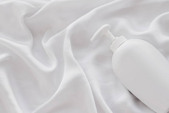空白标签<strong>化妆品</strong>容器瓶产品模型白色丝绸背景