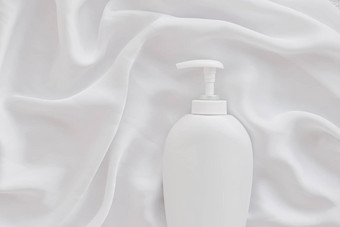 空白标签化妆品容器瓶产品模型<strong>白色丝绸背景</strong>