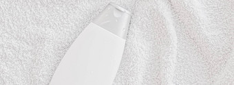 空白标签化妆品容器瓶产品模型白色毛巾背景