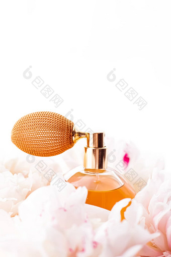 别致的香味瓶柑橘类香水产品背景牡丹花香水美品牌