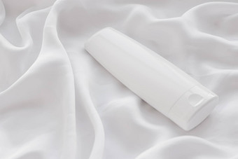 空白标签化妆品容器瓶产品模型<strong>白色丝绸背景</strong>