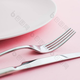 空板餐具模型集粉红色的背景前餐具老板表格装饰菜单品牌