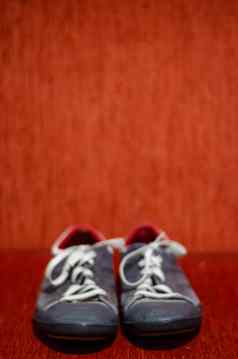 灰色体育运动鞋子时尚健身房
