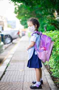 泰国女孩学生背包穿面具空气