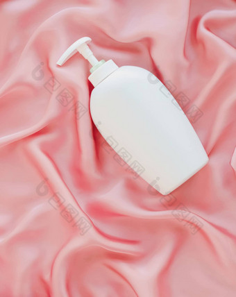 空白<strong>标签</strong>化妆品容器瓶产品模型粉红色的<strong>丝绸</strong>背景