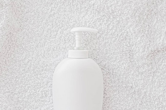 空白标签<strong>化妆品</strong>容器瓶产品模型白色毛巾背景