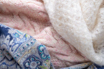 粉红色的针织羊毛套衫蓝色的围巾白色山羊绒毛