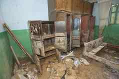 室内可怜的非洲房子洪水灾难