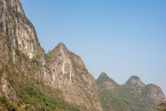 岩溶形成多雾的山景观桂岭yangshuo