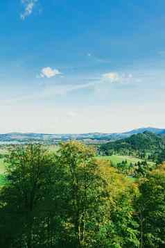 美丽的自然欧洲阿尔卑斯山脉景观视图高山山湖村春天季节旅行目的地