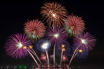 真正的烟花节日天空庆祝活动晚上海海岸一边一年<strong>倒计时</strong>庆祝活动背景