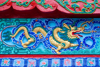 龙色彩斑斓的浅浮雕道教寺庙