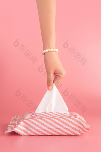 女人拉组织纸组织盒子孤立的粉红色的背景垂直环境<strong>卫生卫生</strong>设施概念