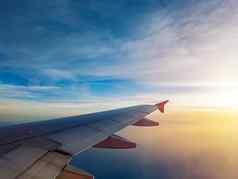 日落天空窗口飞机飞机窗口旅行假期概念