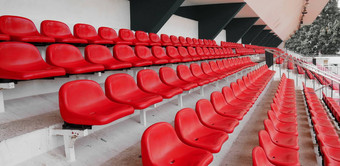 一边视图空红色的塑料座位行足球体育运动体育场体育场座位背景