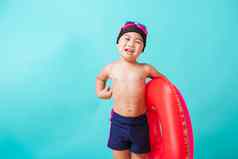 孩子男孩穿护目镜泳衣持有海滩西瓜
