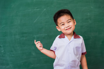 孩子幼儿园学生统一的微笑绿色斯科