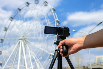 视频拍摄相机摩天轮公园背景多云的天空