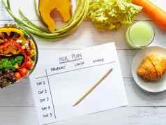 卡路里控制餐计划食物饮食重量损失概念前视图餐计划表格纸沙拉水果汁面包蔬菜