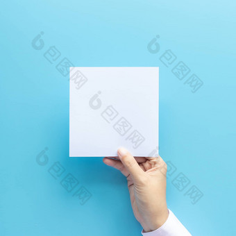 女人手持有空白纸表孤立的蓝色的背景复制空间