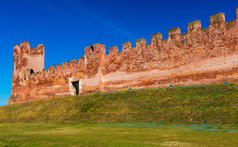 围墙城市卡斯泰尔弗兰科风小中世纪的城市北部意大利红色的砖墙瞭望塔